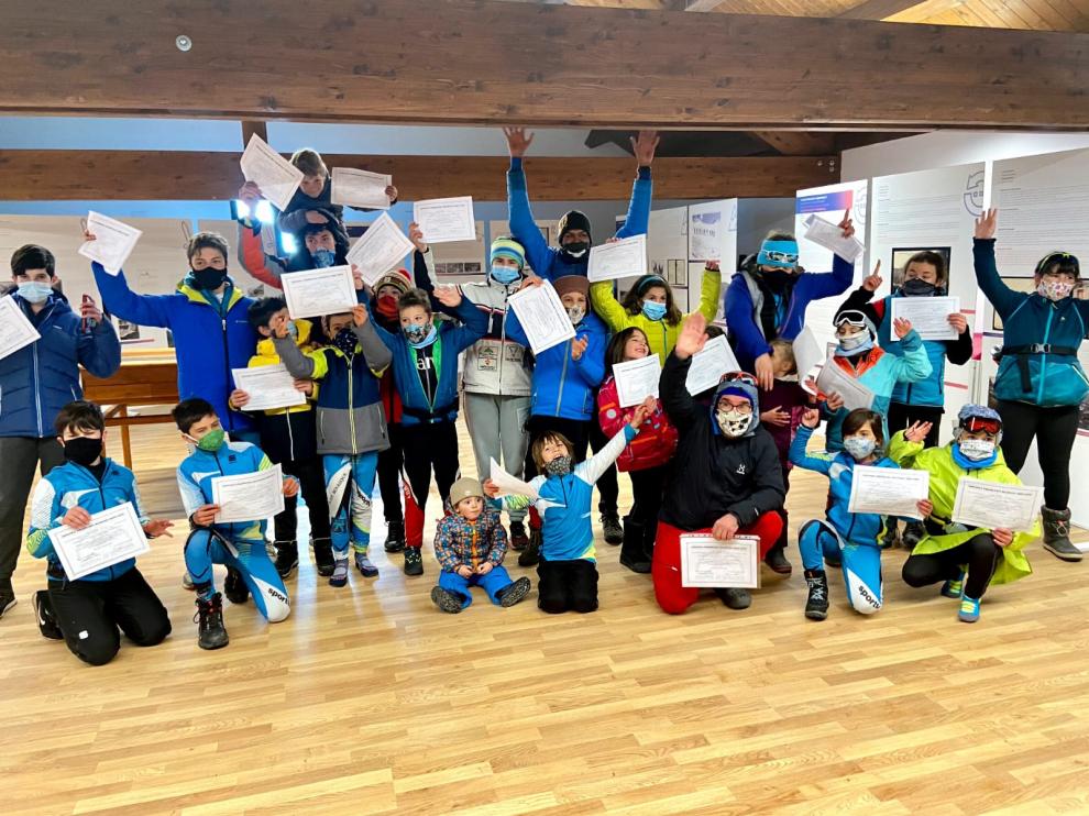 Los jóvenes fondistas recibieron sus diplomas al final de la temporada.