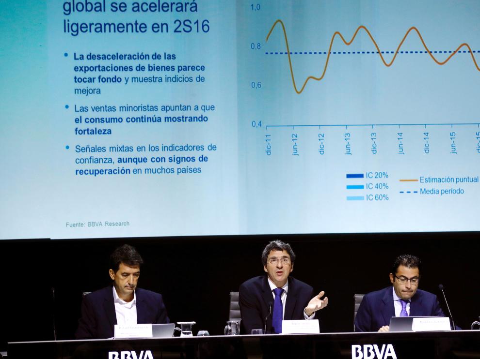 El economista jefe del BBVA, Jorge Sicilia (c), junto al economista jefe para España, Miguel Cardoso (d), y el responsable de análisis, Rafael Domenech (i), durante la presentación del informe del BBVA Research “Situación España”.