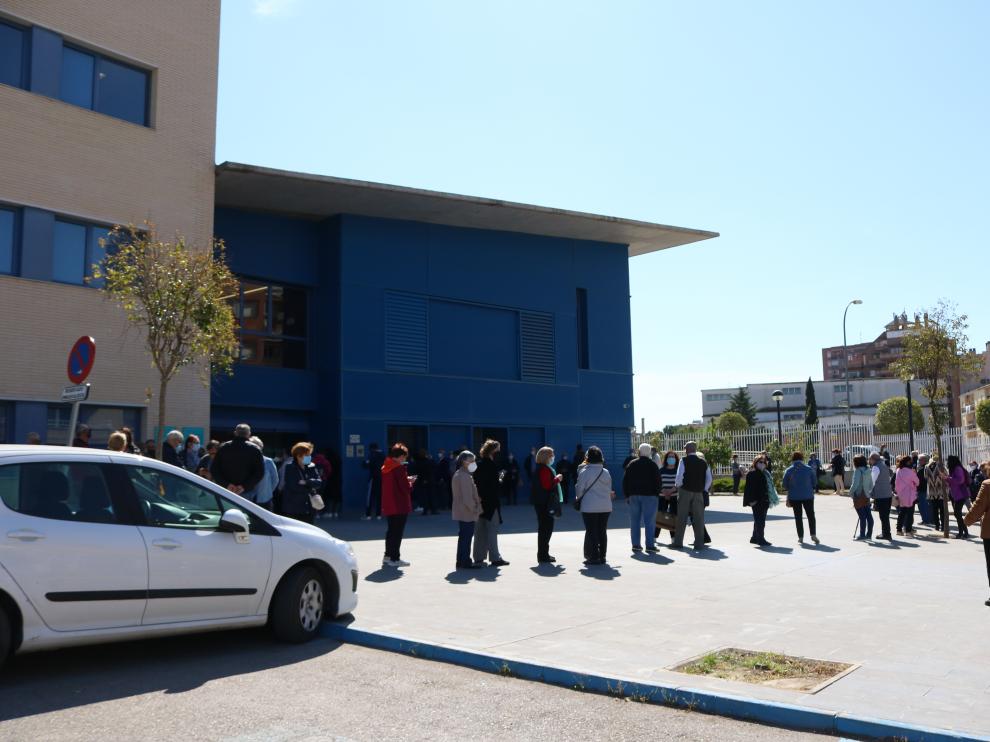 Filas para pedir cita para la vacuna en Fraga.