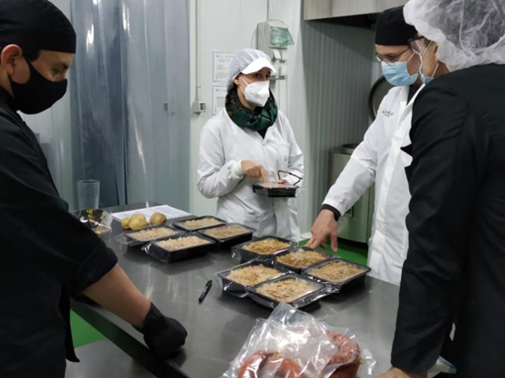Pruebas sanitarias de las migas de “Gastronómiko” preparadas en el vivero de Adecuara.