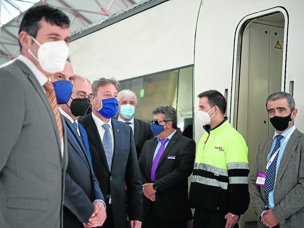 Autoridades en la nueva estación de Canfranc, que recibió el jueves su primer tren.
