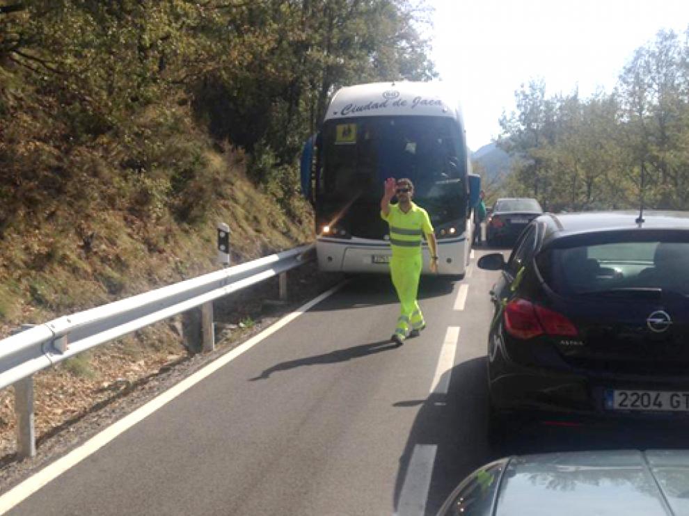 Cruce de vehículos pesados entre el túnel de Belupor y Fiscal en la N-260 provoca retenciones, como en este caso, un autobús escolar, en el que un operario de conservación intentó descongestionar la vía.