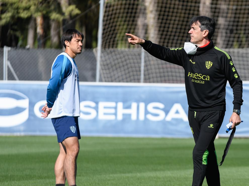 Pacheta da una instrucción en el entrenamiento de este sábado.