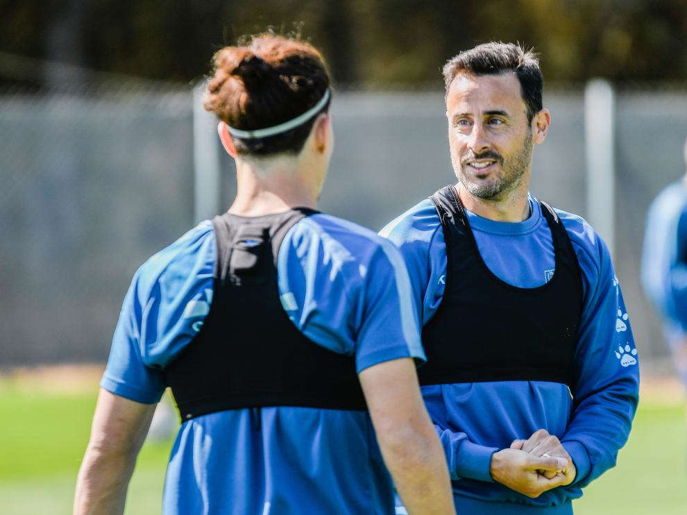 Pedro López habla con Seoane en el entrenamiento de este sábado.