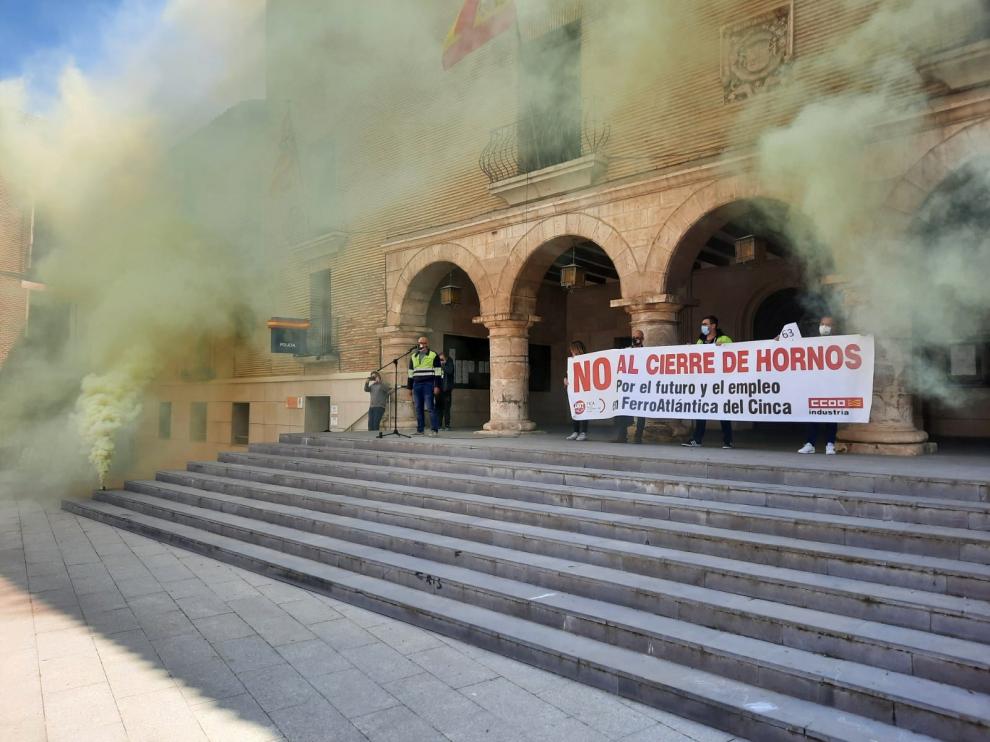 Concentración celebrada ayer en la plaza Mayor de Monzón.