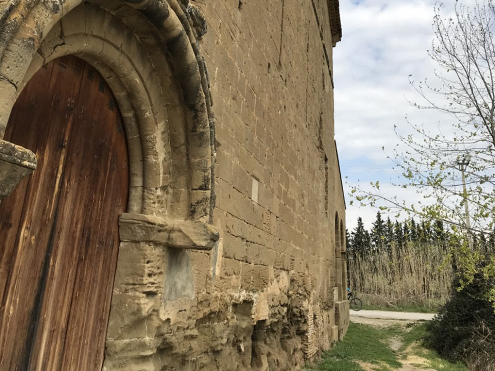 La fachada este del templo está bastante deteriorada.