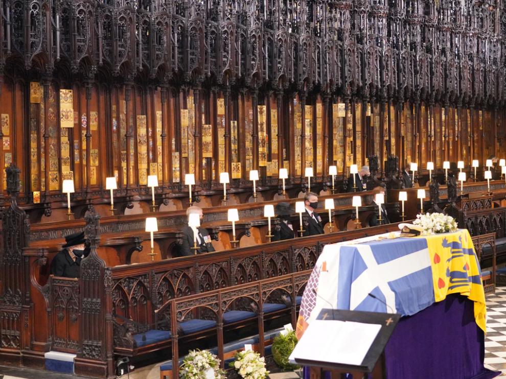 La reina de Inglaterra, Isabel II, a la izquierda, en el primer banco de la capilla de San Jorge en Windsor.