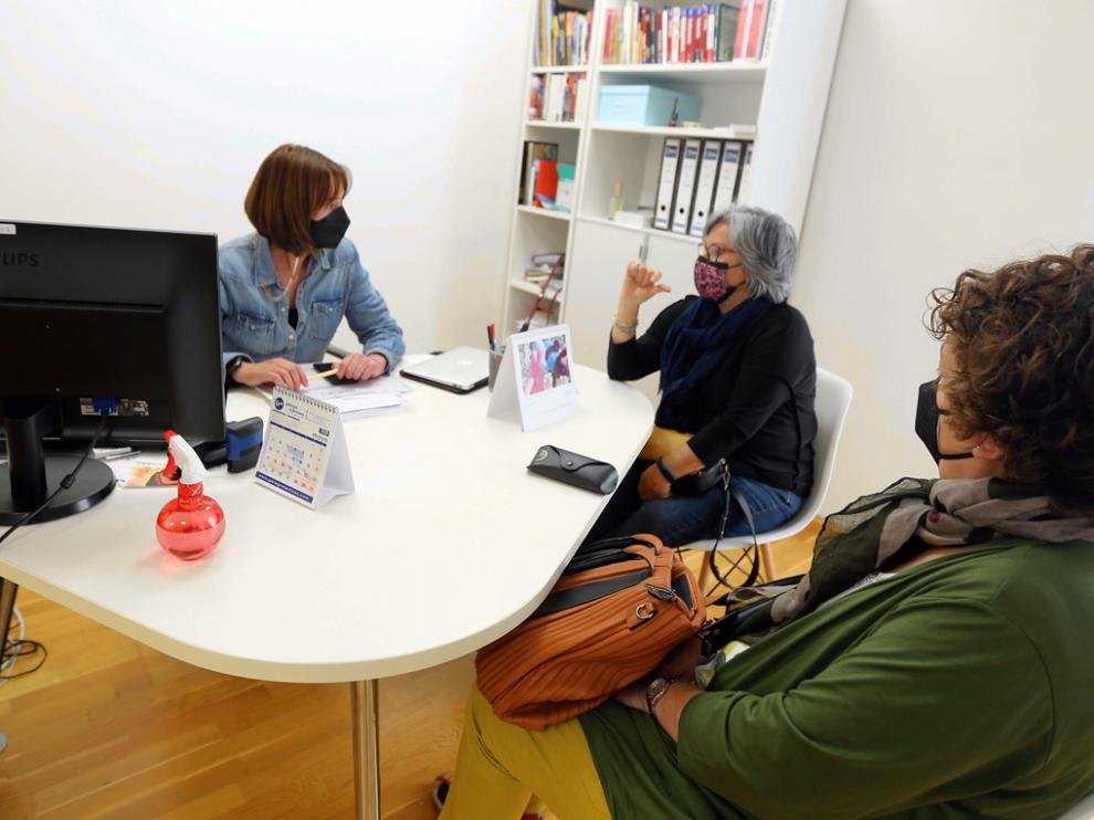 Las consultas y reservas son habituales estos días en las agencias de viajes de la capital oscense.