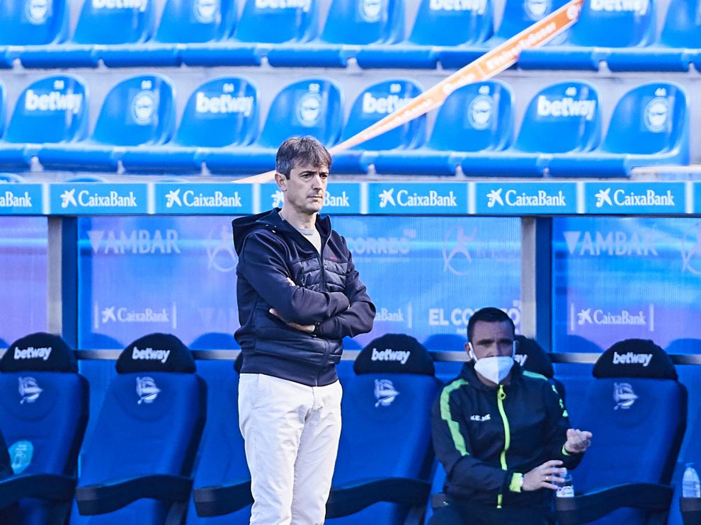 Pacheta, en el área técnica durante el Alavés-Huesca.
