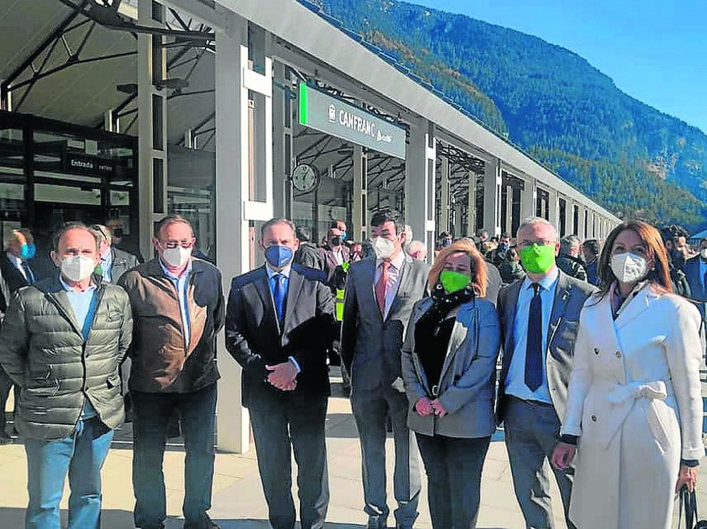 Representantes municipales de la zona, con el ministro Ábalos, el pasado jueves en Canfranc.