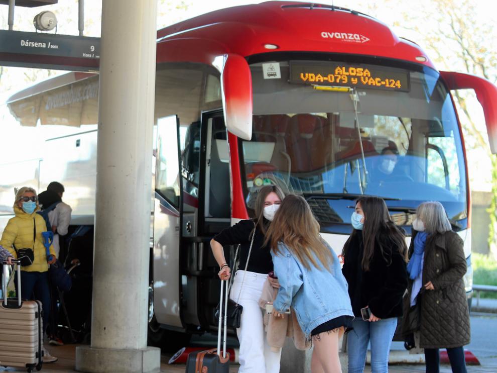 Viajeros a punto de coger un autobús, ayer en la estación Intermodal.