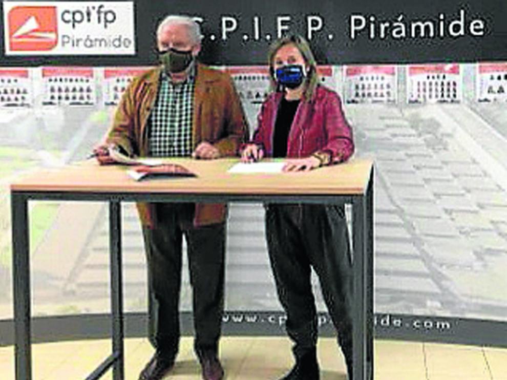 Ángel Cabellud y Sonia Gil durante la firma del acuerdode colaboración.
