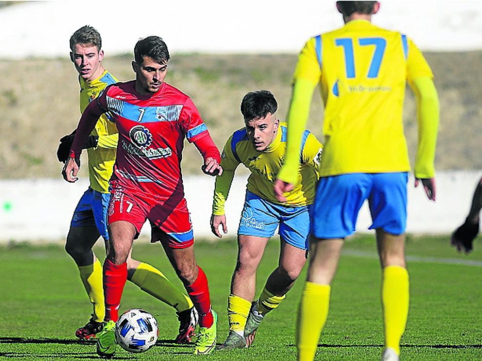 Cota, moviendo el balón en un partido de esta temporada en el campo del Almudévar.