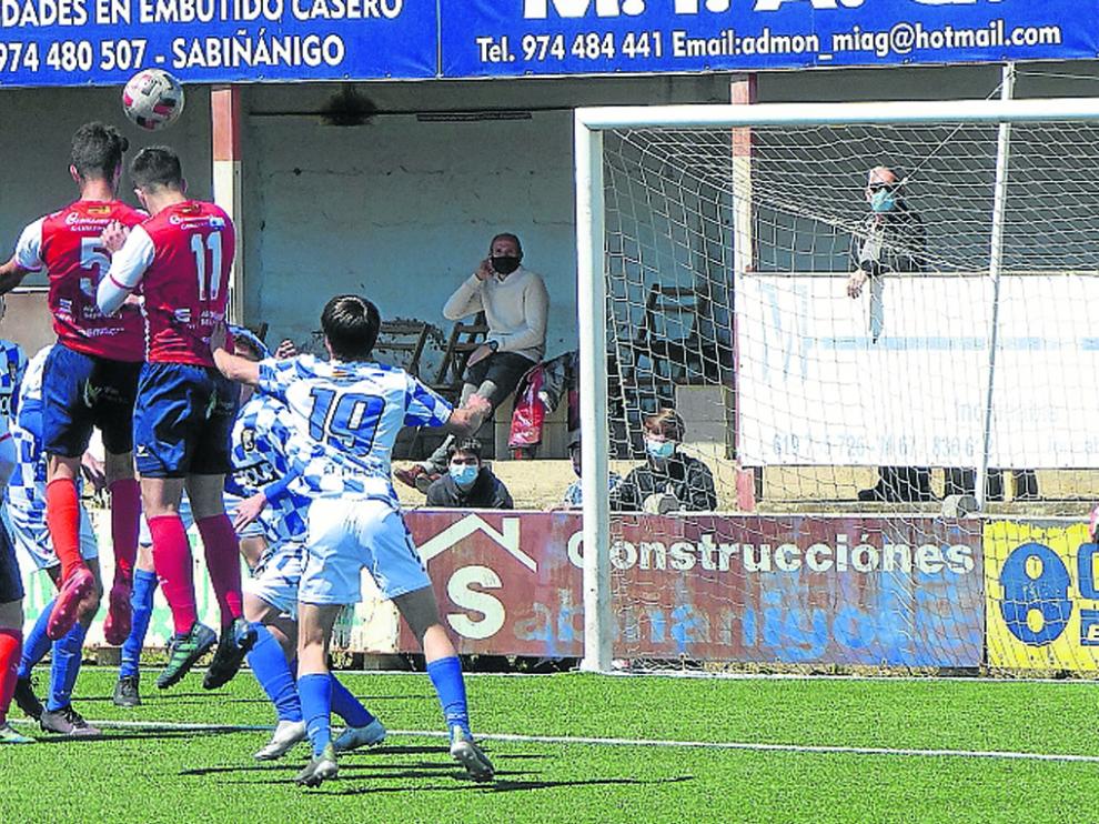 Héctor Alcoba remata de cabeza en una jugada de ataque serrablesa en la portería defendida por David Salas.