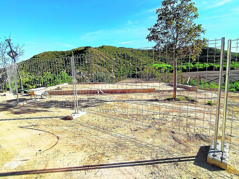 Imagen del solar donde estaba el centro social en construcción ahora derribado.