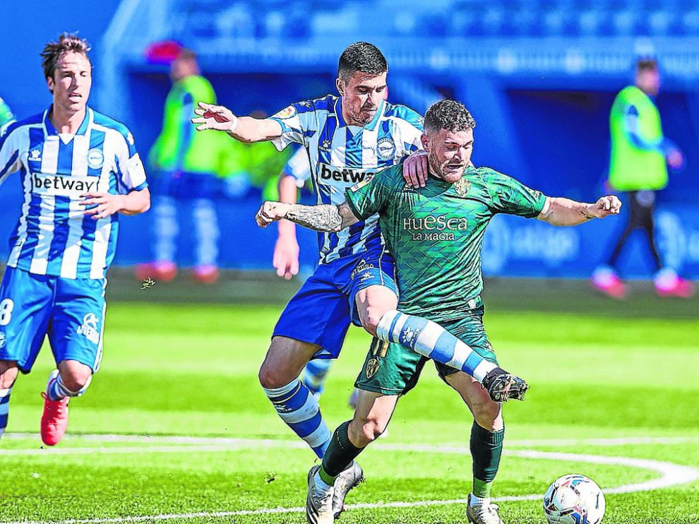 Javi Galán trata de mantener el balón ante un jugador del Alavés.