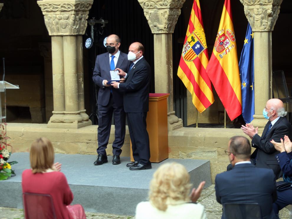 Javier Lambán entregando la medalla al mérito cultural a la Hermandad de San Juan de la Peña
