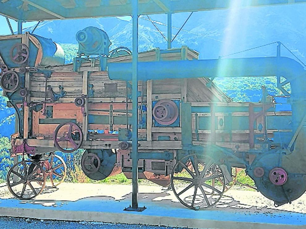 La trilladora de Chirosé está instalada a la entrada de Piedrafita de Jaca.