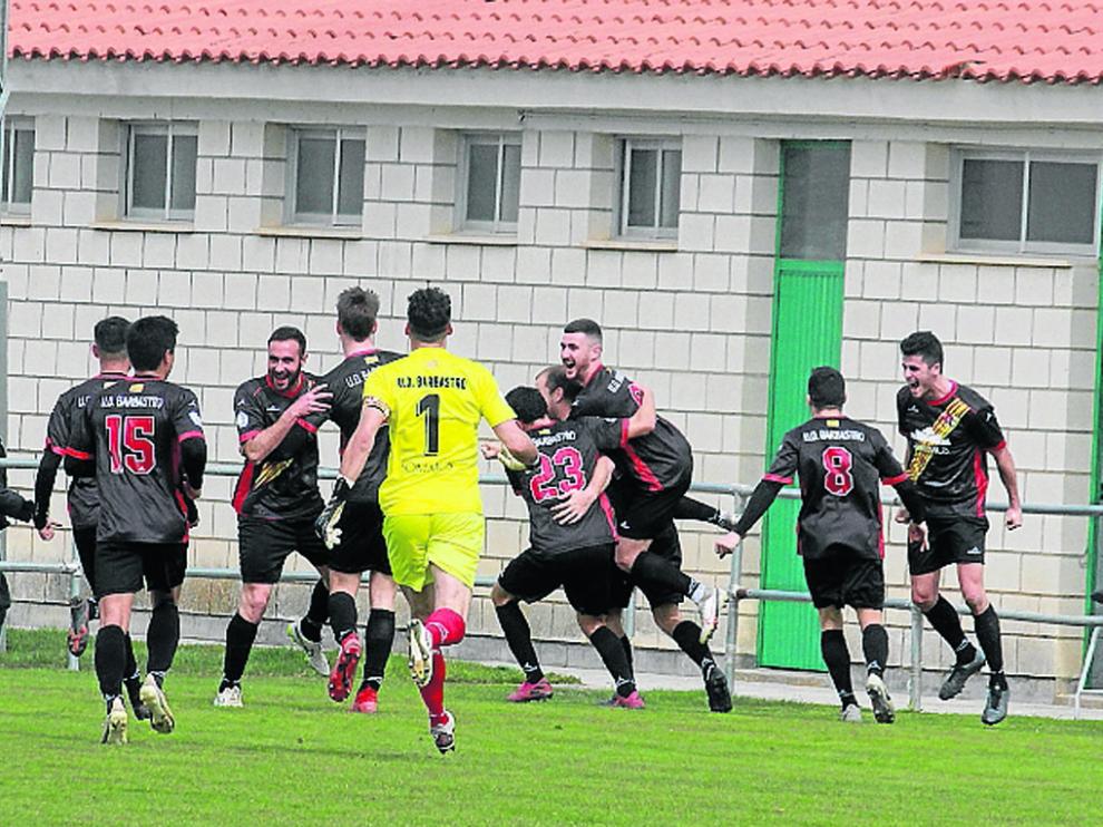 Los jugadores del Barbastro celebran un gol en un partido de esta temporada en Calamocha.