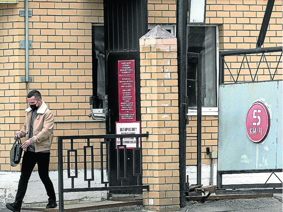 El abogado Alexéi Lipster a su salida ayer del centro penitenciario donde se encuentra hospitalizado ahora el opositor ruso.