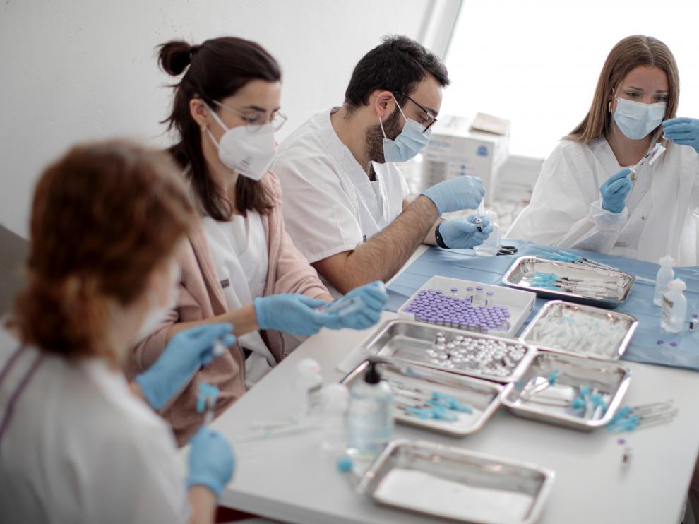 Varios sanitarios preparan las vacunas en segundo día de inoculación masiva en Valencia