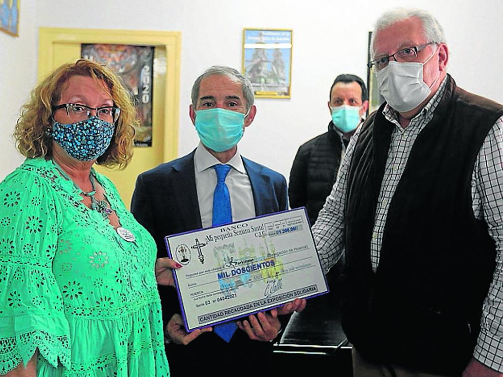 Carlos Jalle entregando el cheque por valor de 1.200 euros a la Asociación Parkinson Aragón.