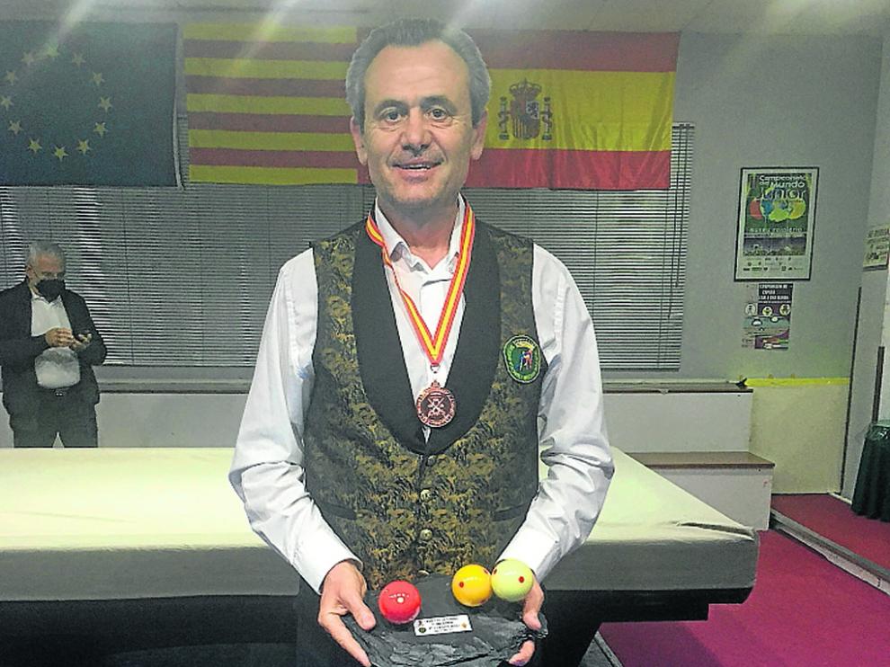 Carmelo Garcés, con la medalla de bronce y el trofeo acreditativo en el Campeonato de España.
