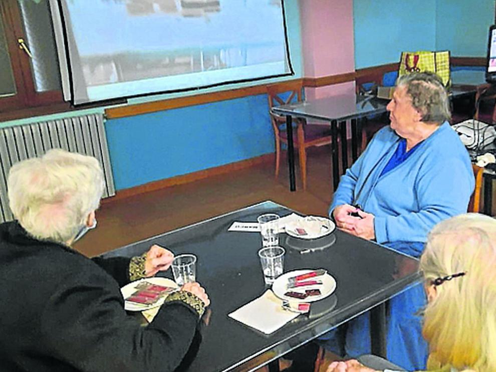 Charla degustación de Chocolates de la Abuela en la residencia de personas mayores La Conchada, de Biescas.