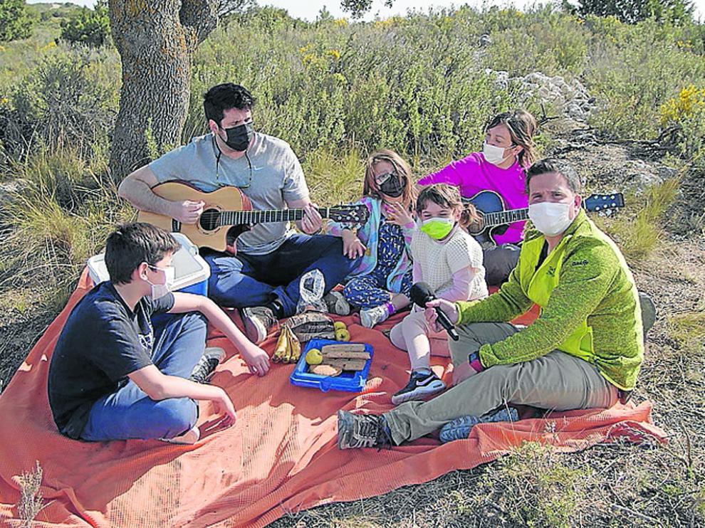 Javier Zapater visita Lecineña con el programa de Aragón TV Un lugar para quedarme.
