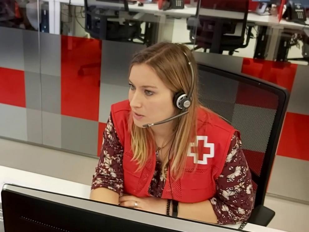 Operadora de Cruz Roja atendiendo una llamada