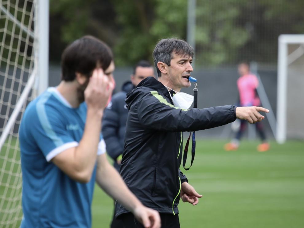 Pacheta, dirigiendo el entrenamiento de esta mañana antes de viajar a Madrid.