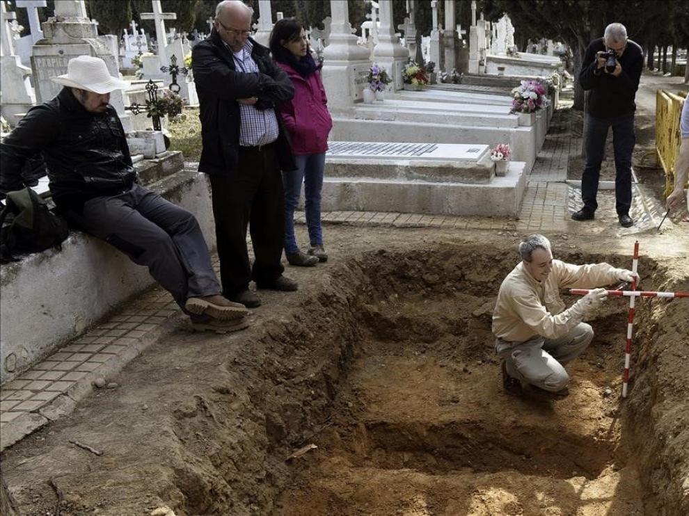 Trabajos de excavación en busca de víctimas de la guerra civil