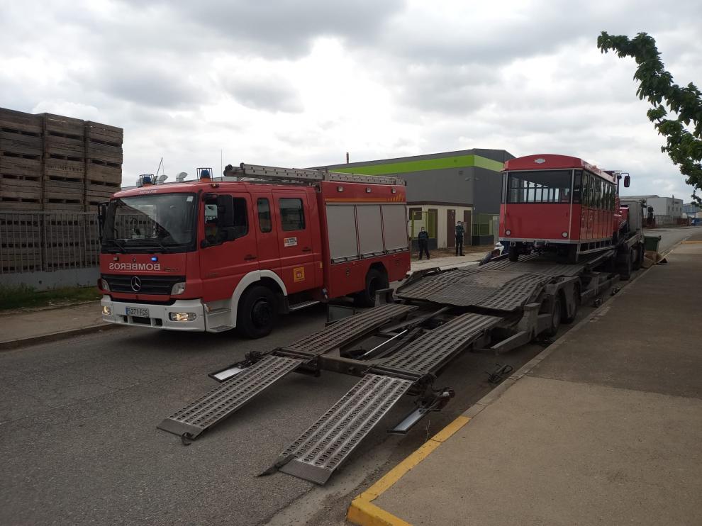 El camión con el tren turístico donde se ha producido al accidente mortal, este mediodía en Fraga.