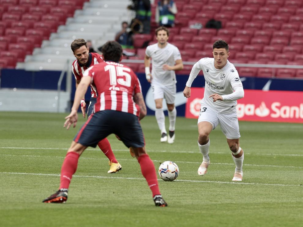 Un momento del partido entre el Atlético de Madrid y el Huesca.