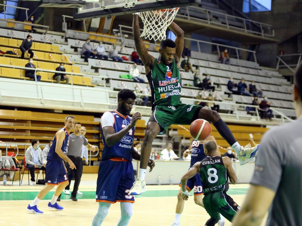 Miki Moore hace un mate en el partido contra el Burgos en el Palacio de los Deportes.