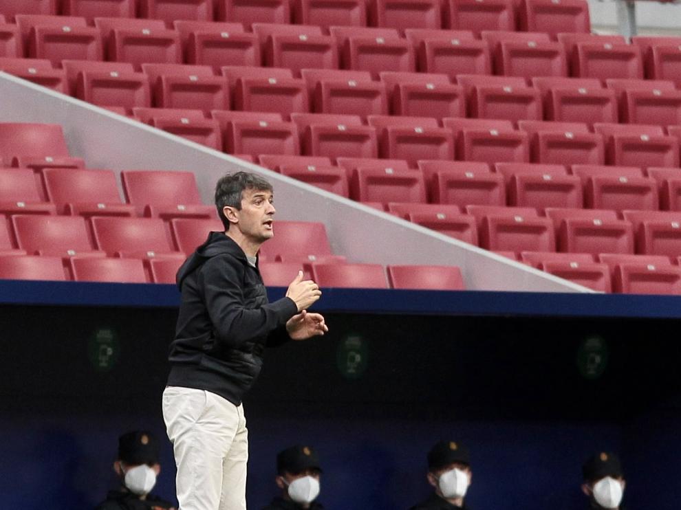 Pacheta hace indicaciones a sus jugadores durante el partido ante el Atlético.