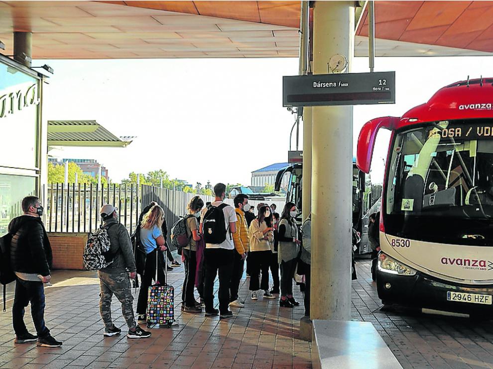 Pasajeros en la estación intermodal de Huesca se disponen a coger un autobús.