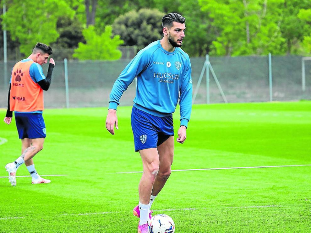 Rafa Mir, máximo goleador del Huesca con 16 goles, será el encargado de intentar batir a Oblak.