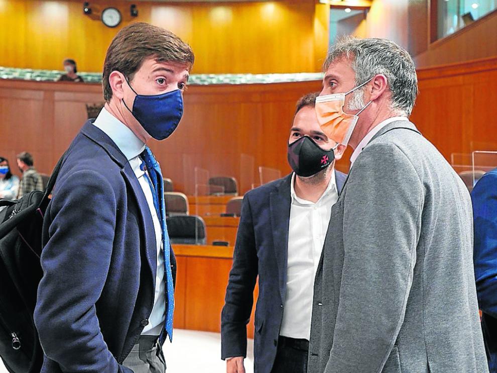Ramón Celma (PP) y Ramiro Domínguez (Ciudadanos) en primer término, junto a Jesús Guerrero (PAR).