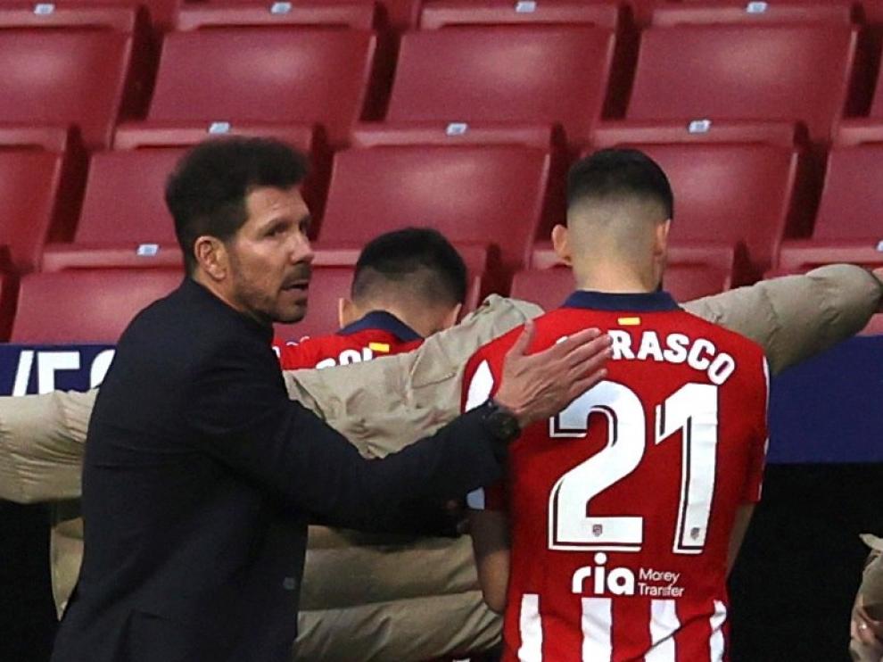 Simone saluda a Correa y a Carrasco.