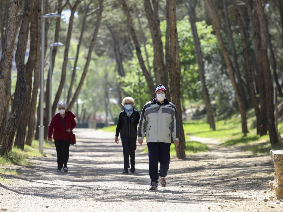 Algunos oscenses se han acercado a pasear por el cerro como un día normal.