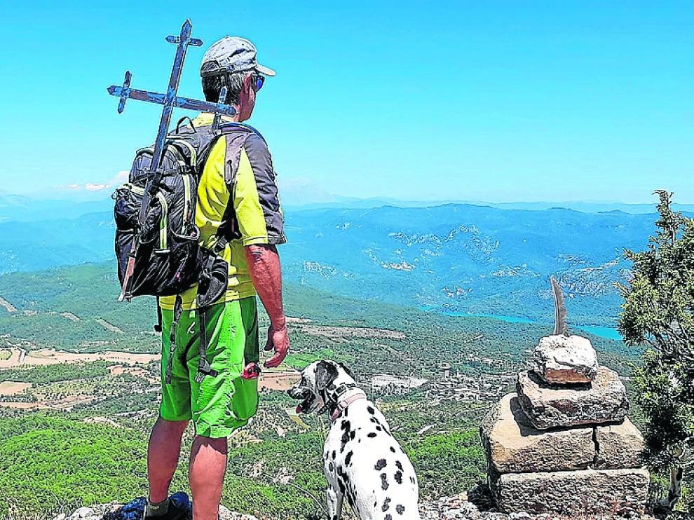 Ángel Chéliz, de Zona Zero, con la cruz en la mochila para colocarla en la Trinidad, desde donde hay una vista de 360º