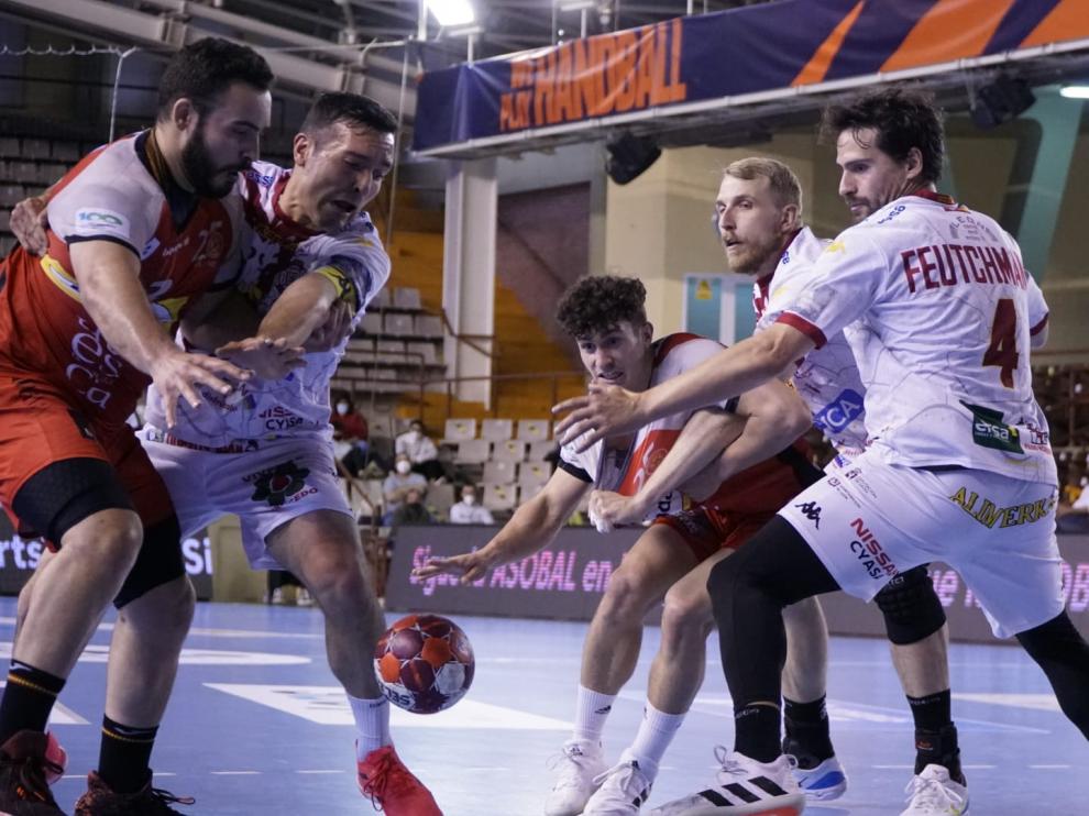 Sergio Pérez intenta enviarle el balón a Montoya en el Ademar-Bada.