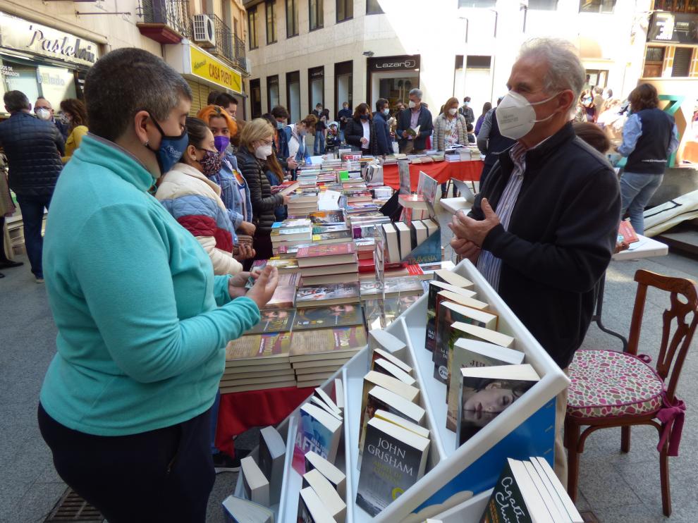 José Manuel Surroca, con sus lectores en Barbastro.