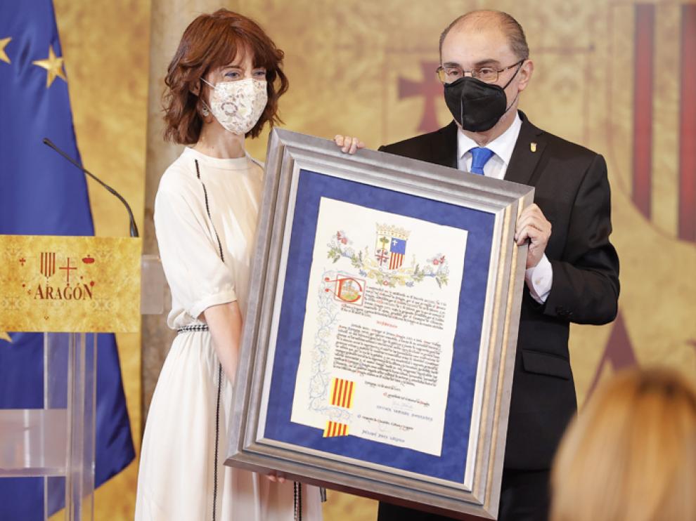 El presidente del Gobierno de Aragón, Javier Lambán entrega el Premio Aragón 2021 a la escritora Irene Vallejo.