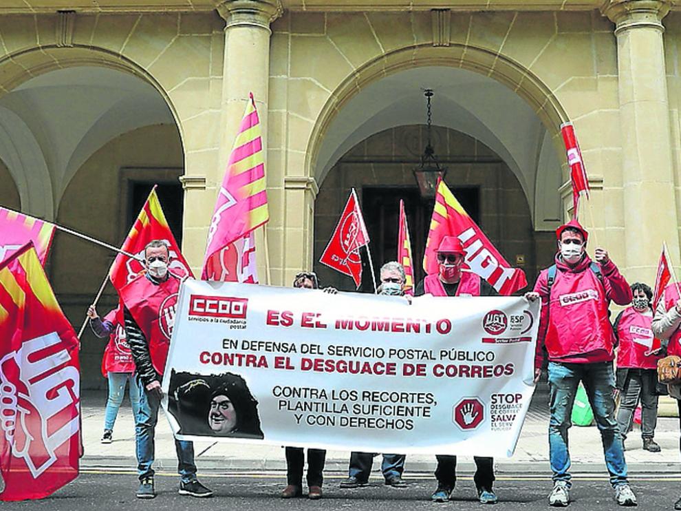 Imagen de la concentración este jueves ante Correos