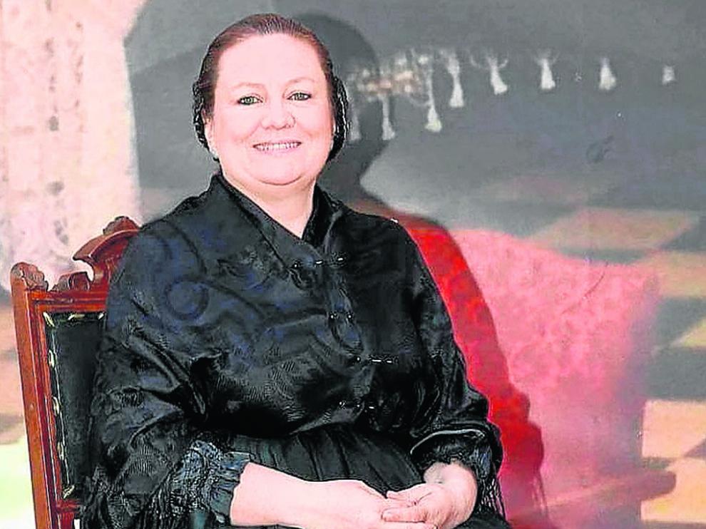 Inma Tiell vestida con el traje típico de les dones de faldetes