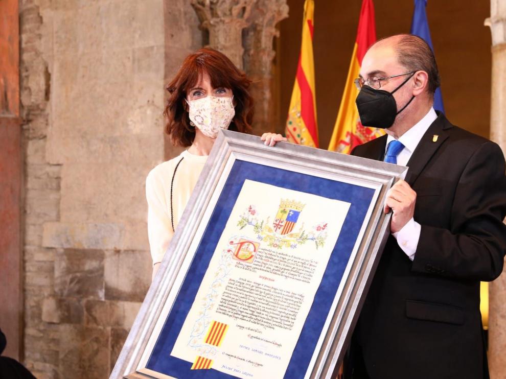 Irene Vallejo recibe el Premio Aragón de manos de Javier Lambán