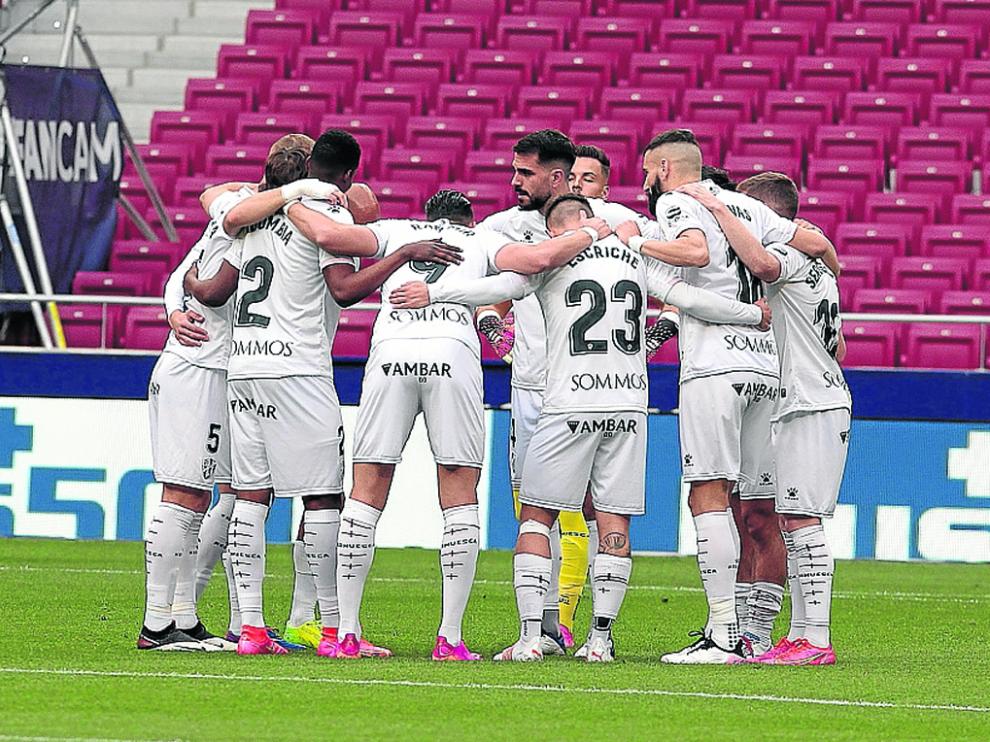 Los jugadores del Huesca, unidos en un círculo antes del partido.