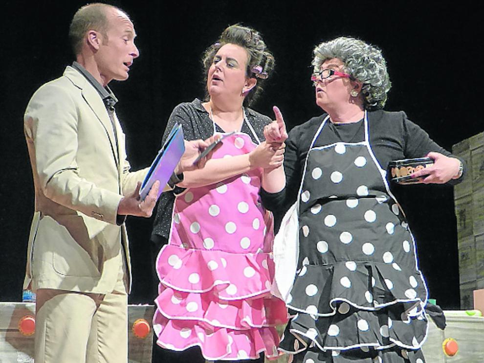 Los usuarios de la residencia La Conchada disfrutaron del estreno de "¡Anda, mi madre!"